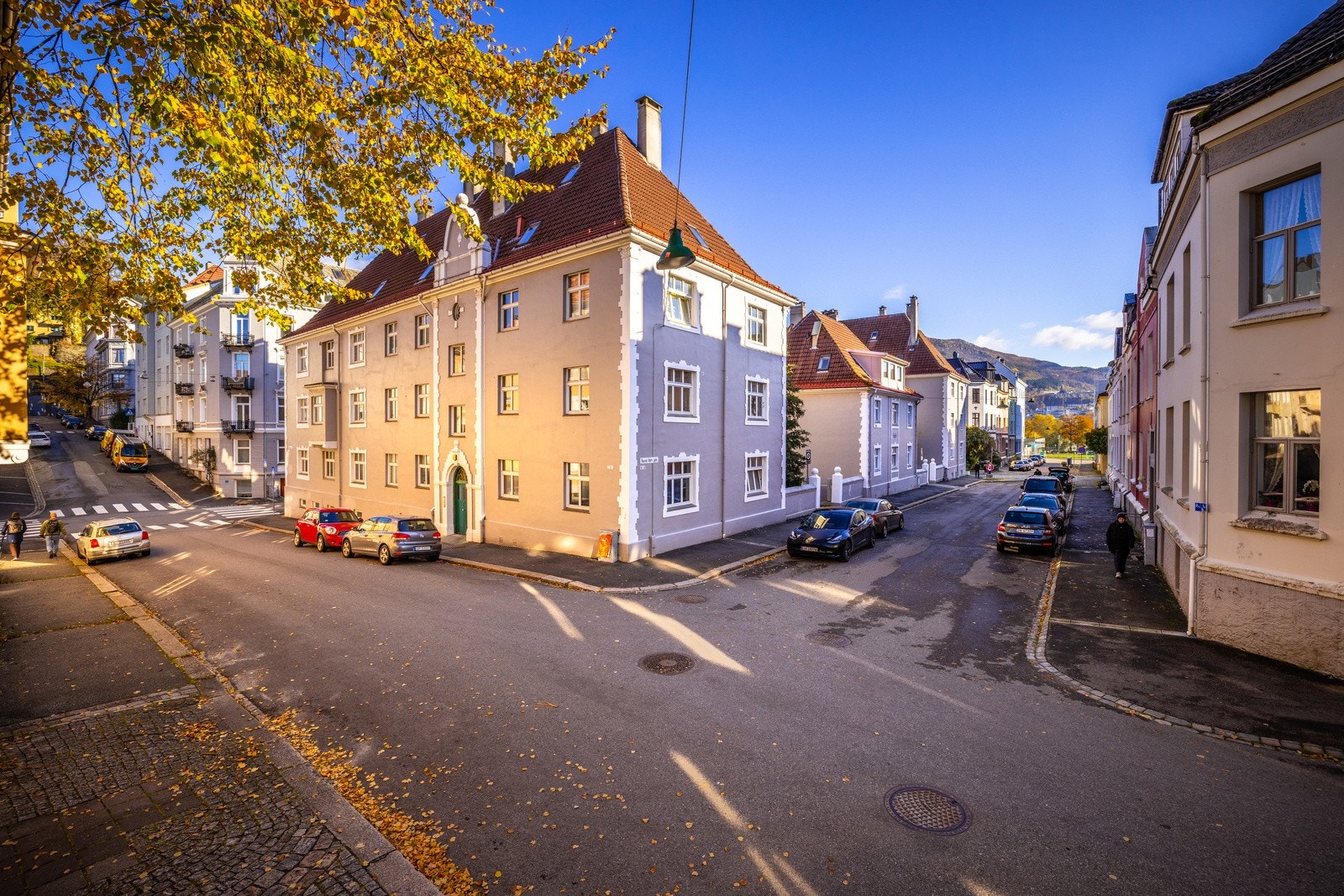 Soneparkering i gate etter gjeldende bestemmelser Galleribilde