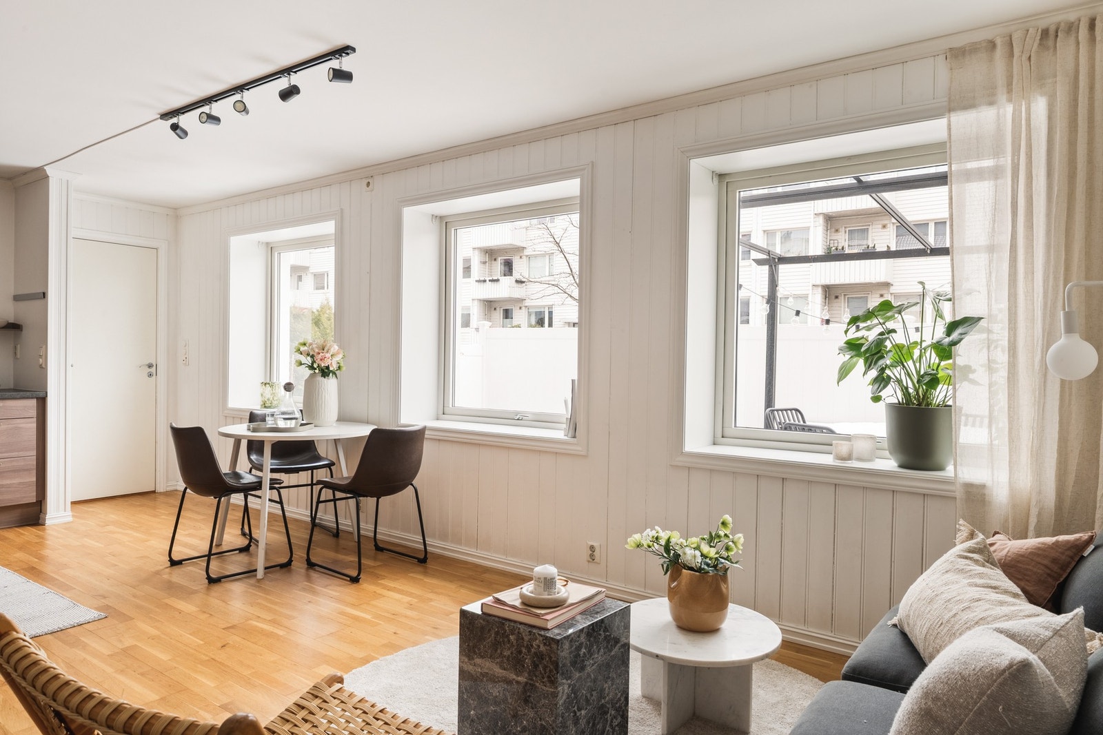 Store vindusflater som sørger for godt med naturlig lysinnslipp. Galleribilde