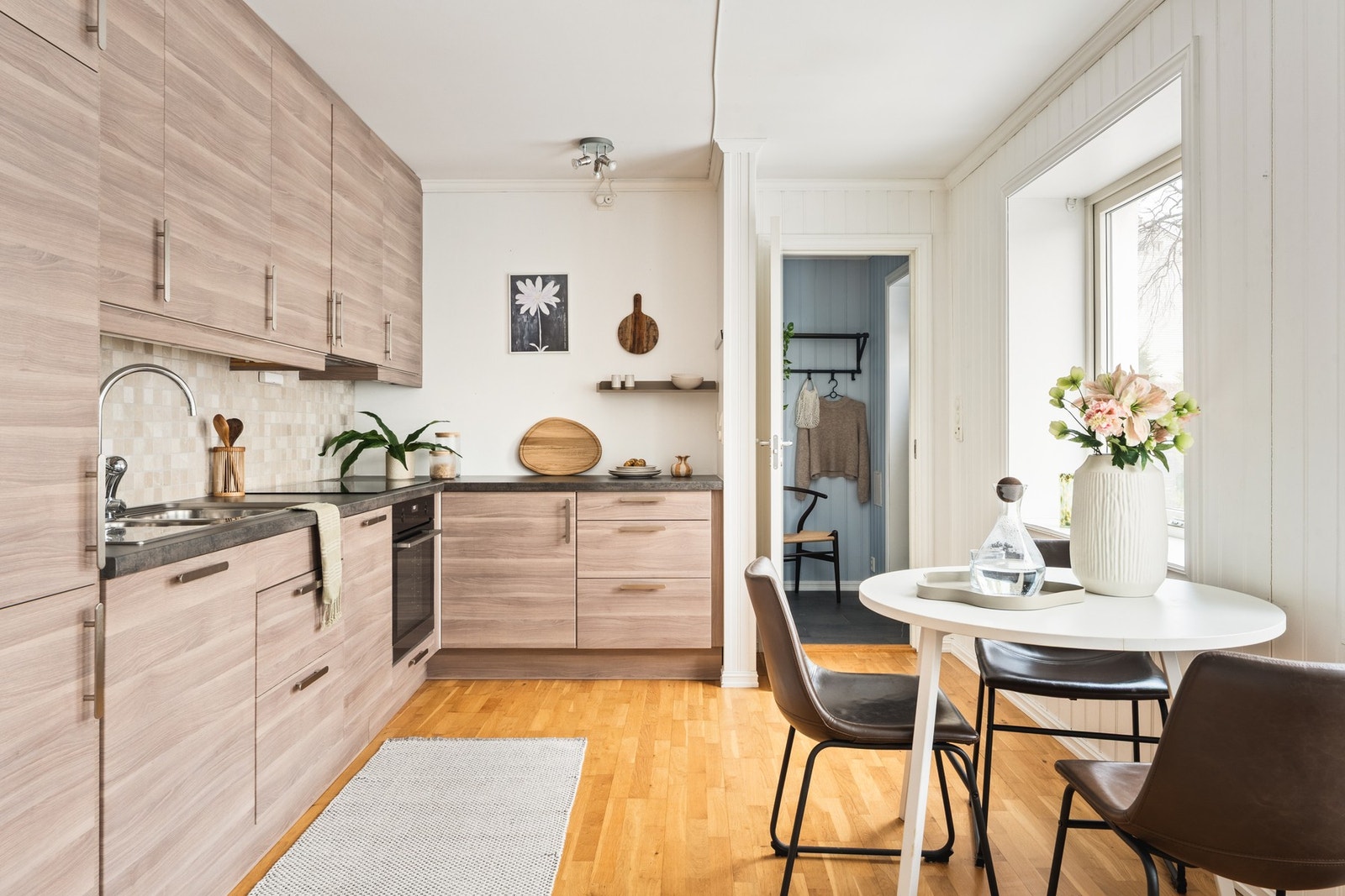 Flott kjøkken med slette fronter og laminat benkeplate med nedfelt vask av stål. Galleribilde