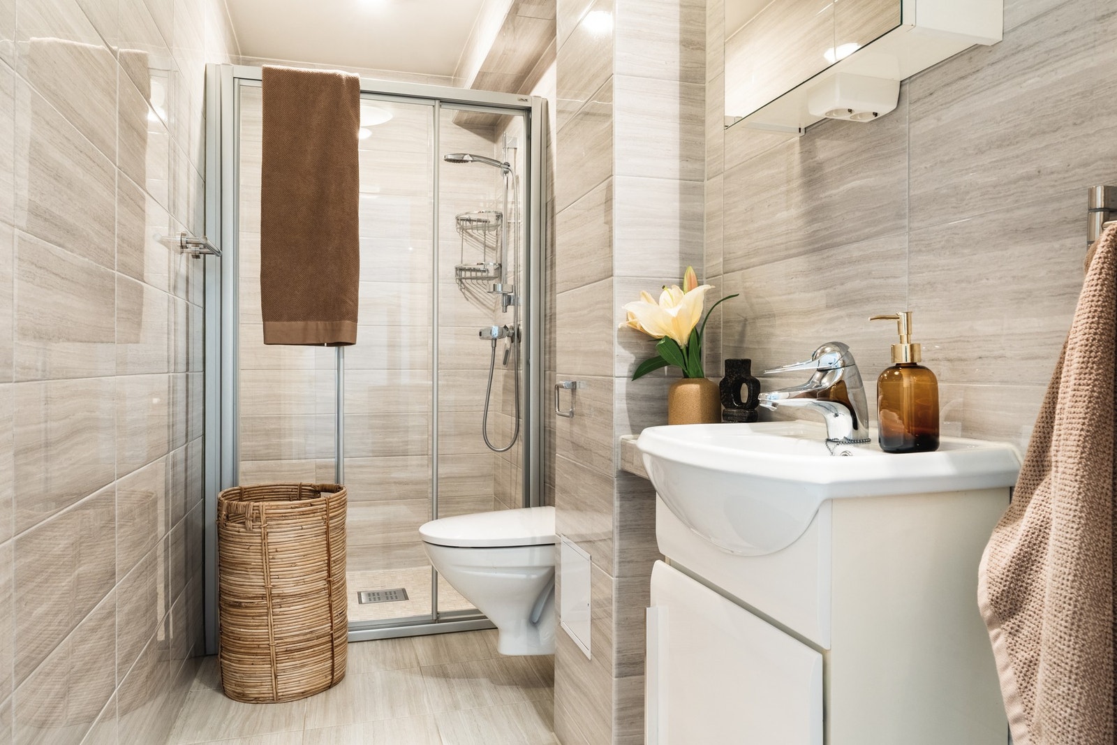 Flott helfliset bad med varme i gulv. Galleribilde