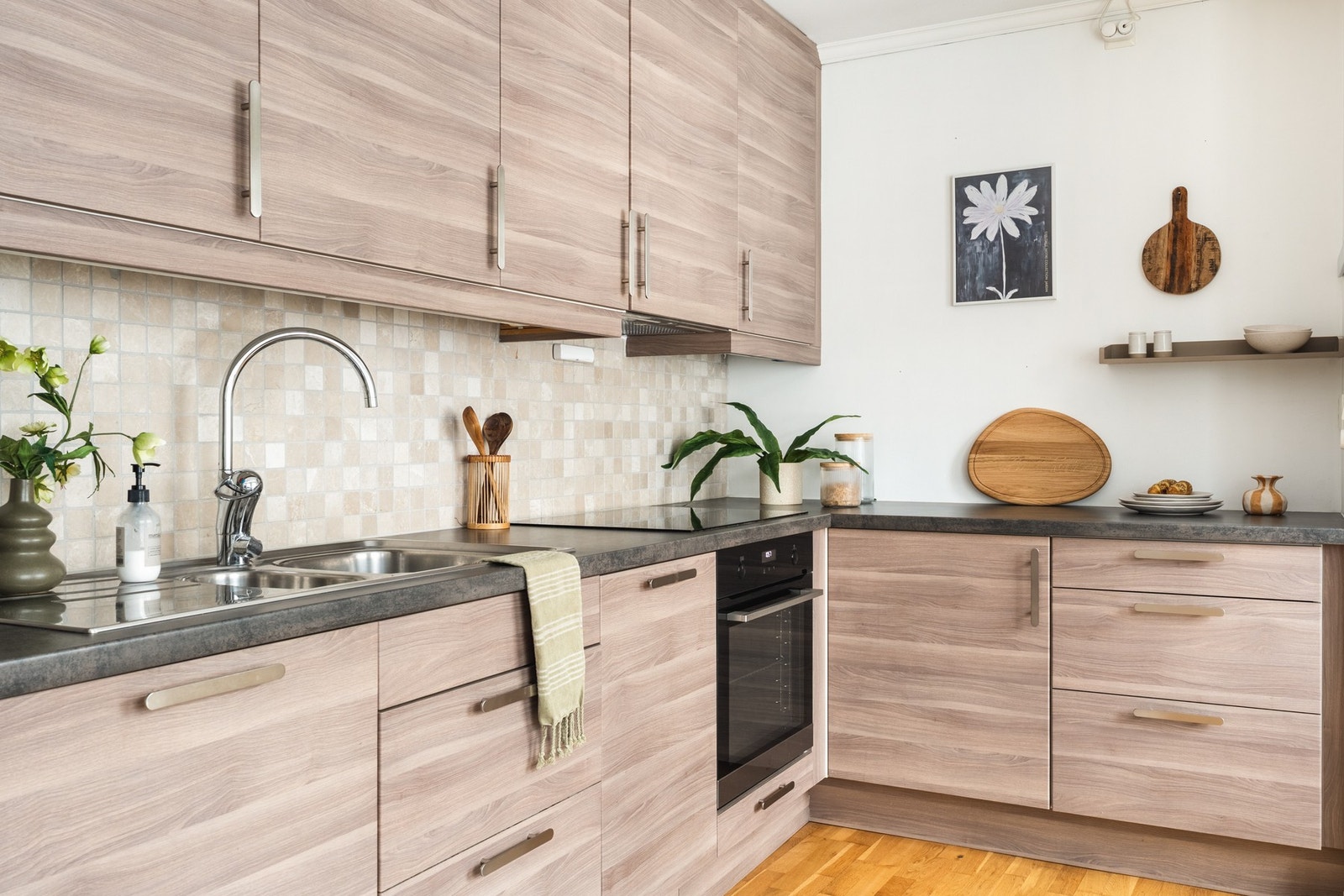 På kjøkkenet er det integrert stekeovn, platetopp, ventilator, oppvaskmaskin og kjøl/fryseskap. Galleribilde