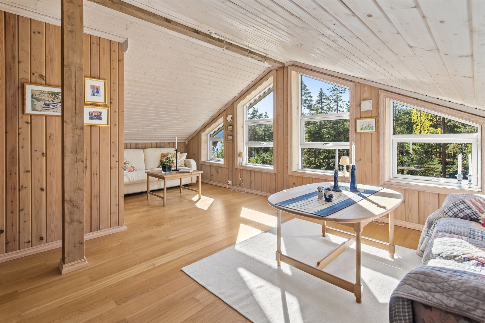 Flott utsyn og mye naturlig lys fra store vindusflater Galleribilde