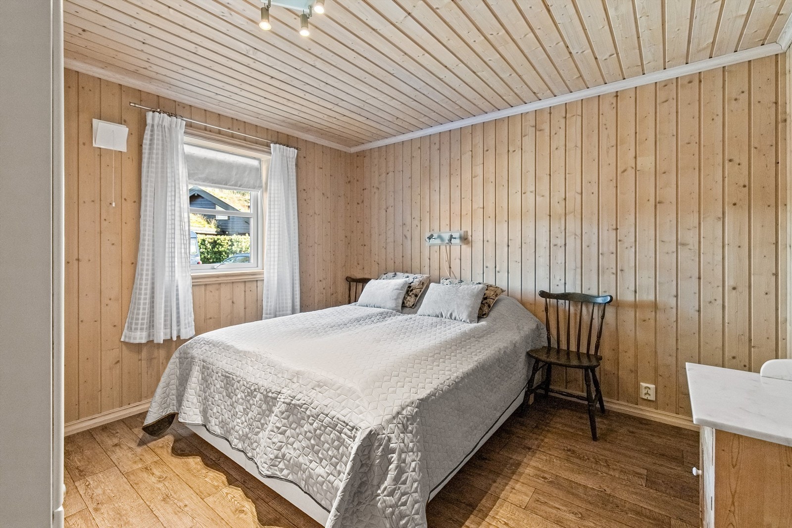 Hovedsoverom 2 i 1. etasje med skapplass Galleribilde