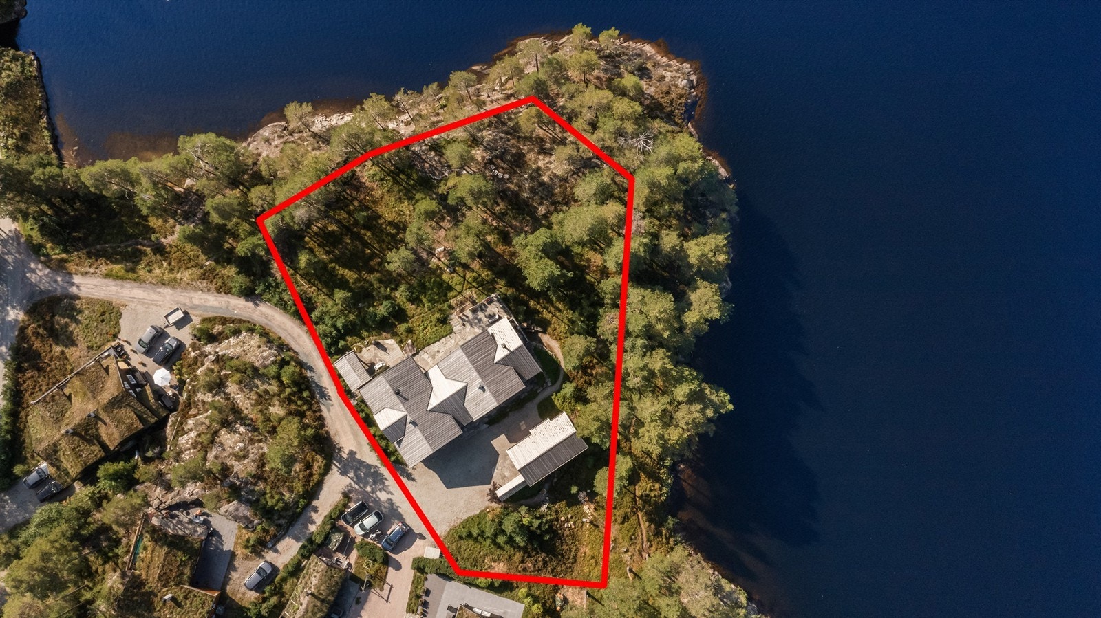 Bjørøyvegen 2 er en sjelden anledning. Hel duo-hytte med sideanneks og stor tomt til Nisser. Galleribilde