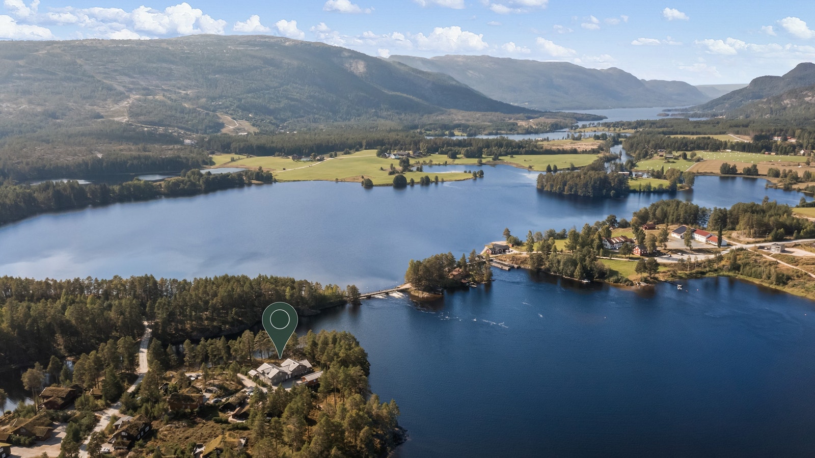 Eiendommen ligger sentralt til med gangavstand til sentrum og kort vei til alpinanlegg som ses i bakgrunn Galleribilde