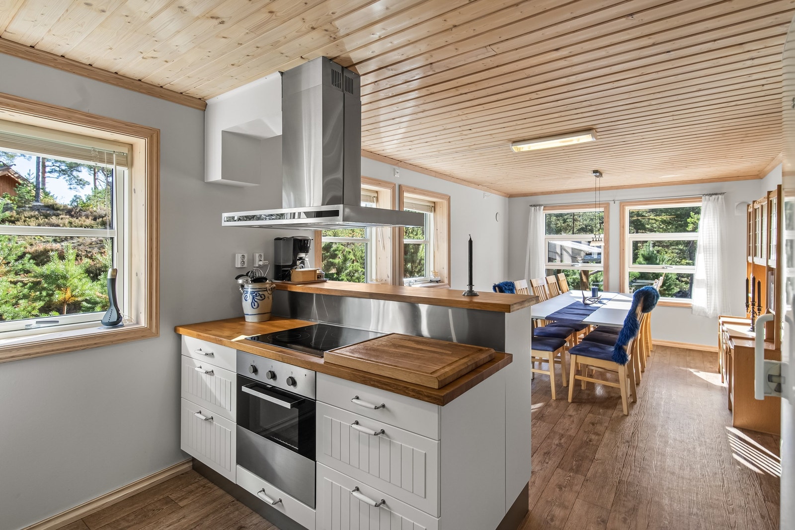 Kjøkken med kjøkkenøy og god plass til spisestuen Galleribilde