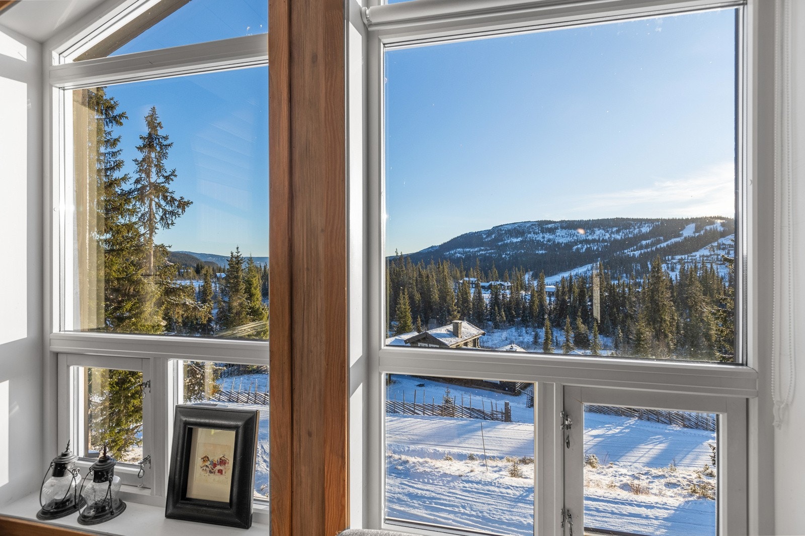 Vinduene sørger for at man kan nyte utsikten og solstrålene fra sofakroken. Galleribilde