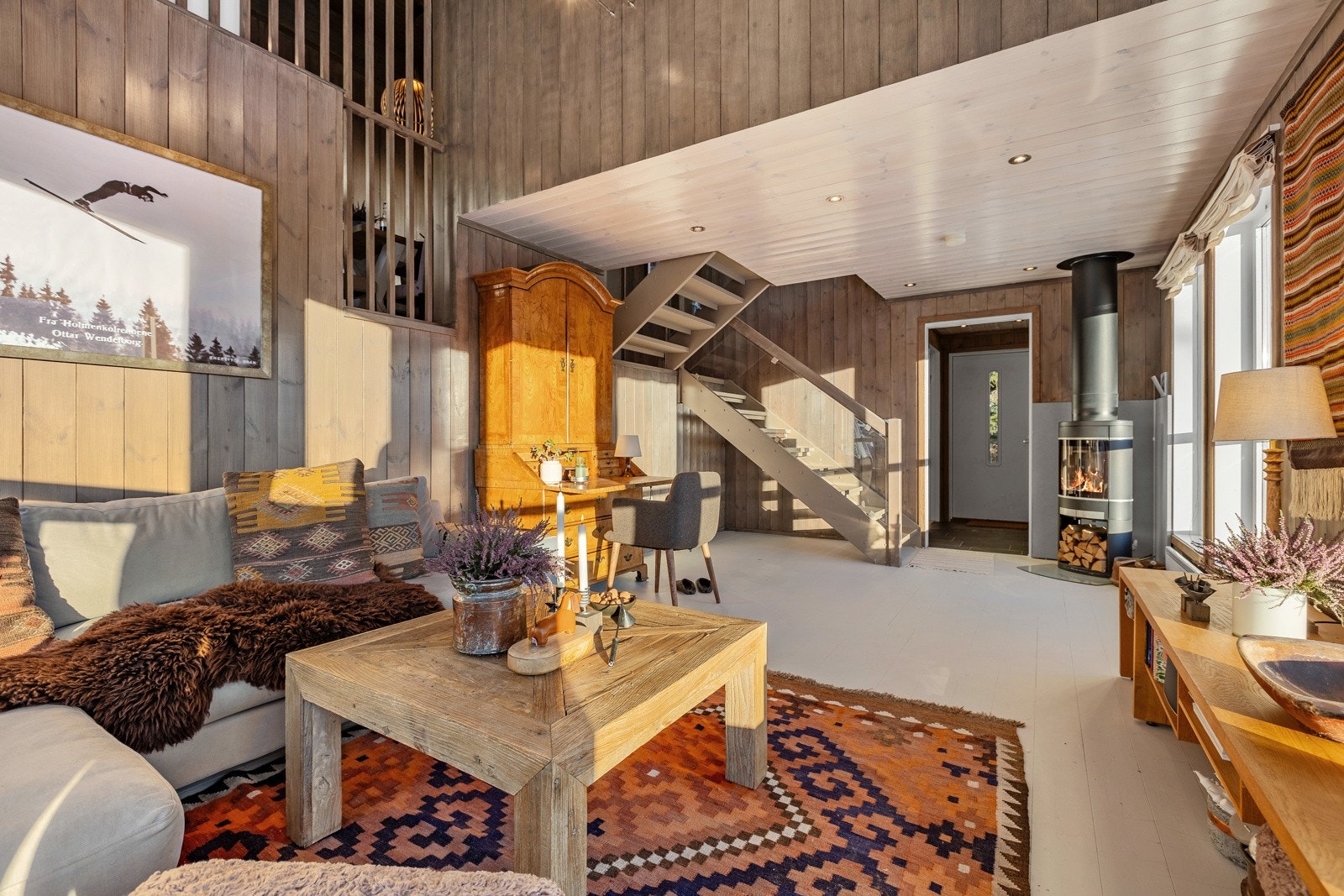 Alle overflater i hytta er lysnet med beis. Galleribilde