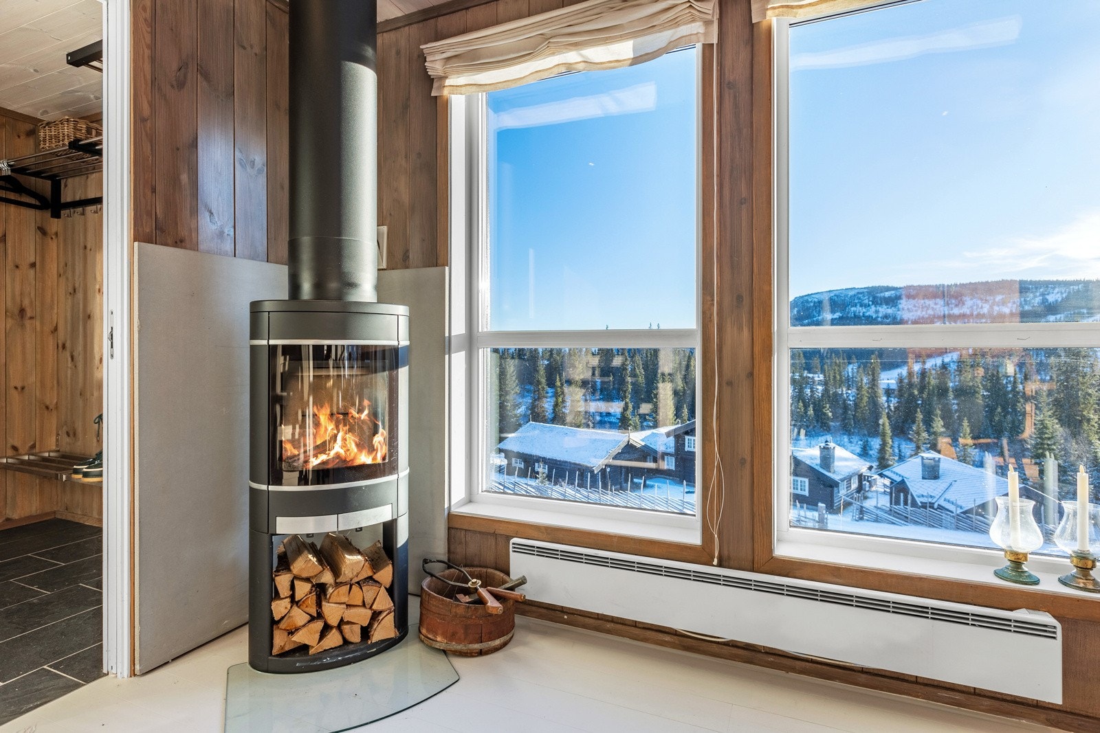 Den koselige ovnen skaper god varme i hytta. Galleribilde