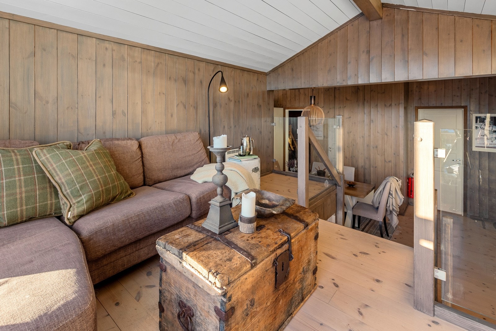 Hemsen har en koselig loftsstue hvor man kan trekke seg tilbake og nyte en god film eller lese en bok i ro og fred. Galleribilde