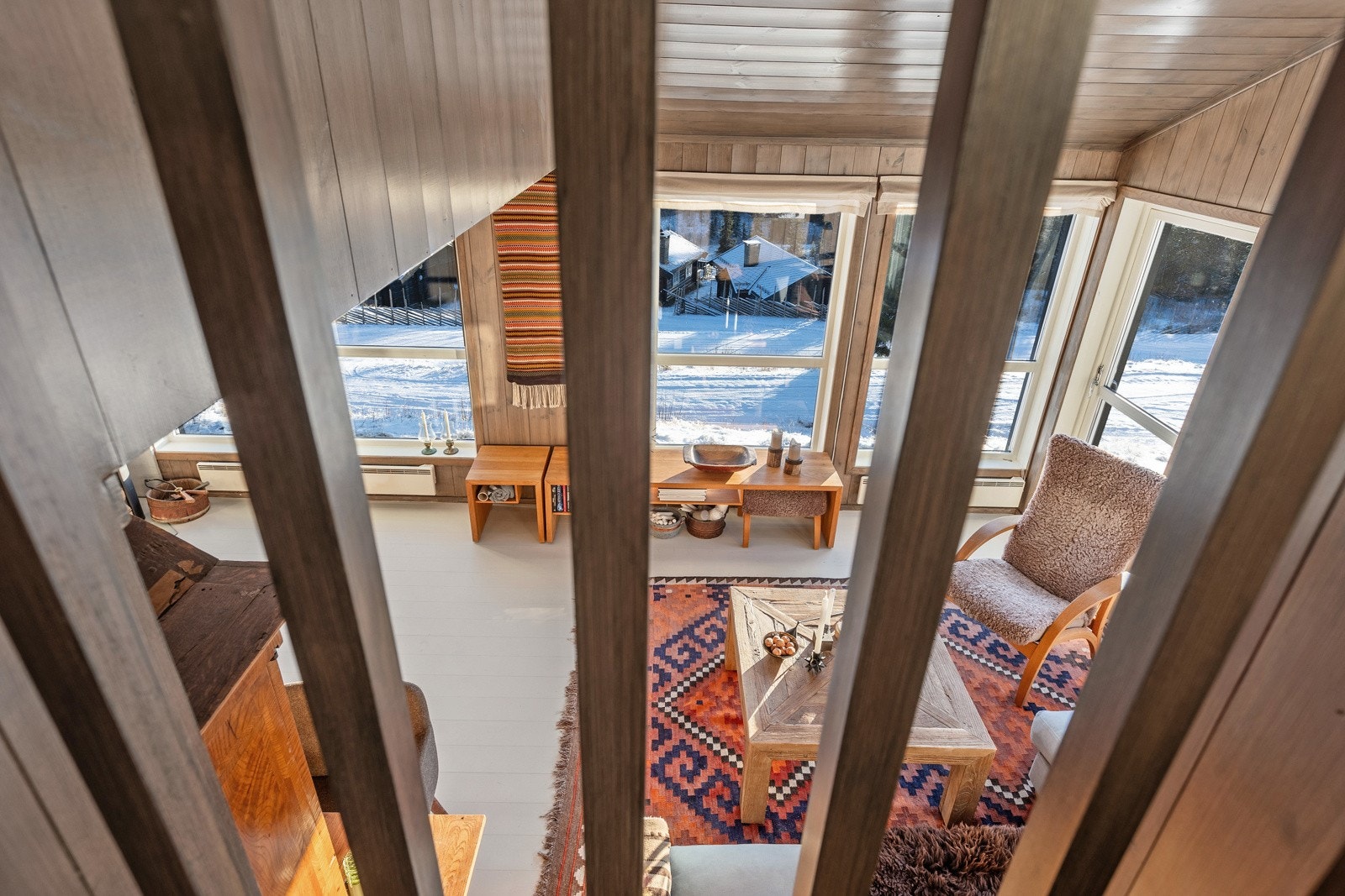 Utsikt ned i stuen fra kjøkken/spisestue. Galleribilde