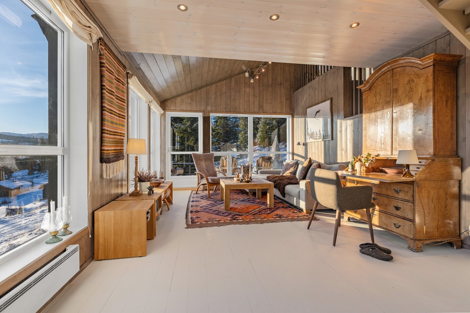 Stuen er et koselig oppholdsrom med en moderne, men samtidig lun atmosfære. Galleribilde