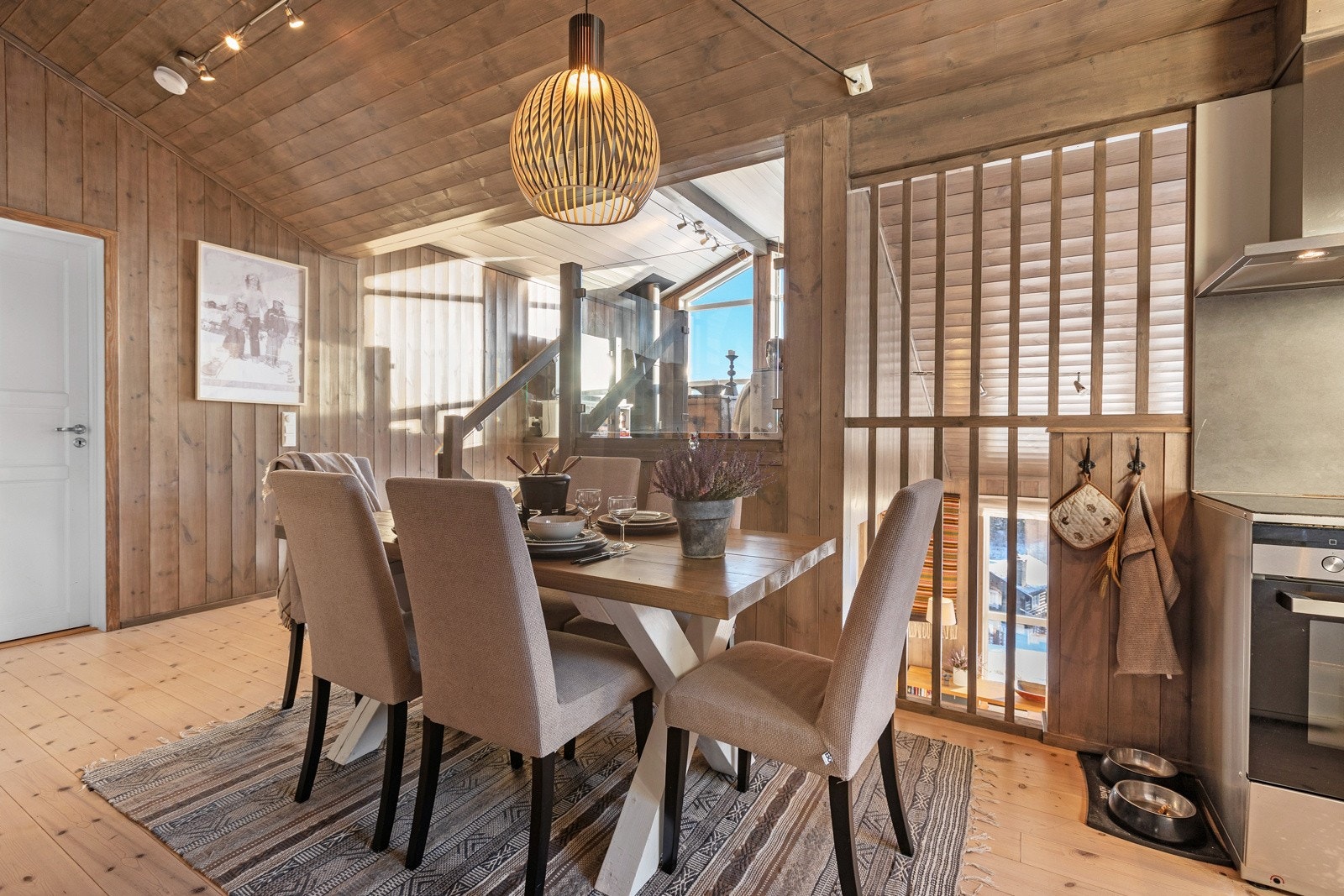 I forbindelse med kjøkkenet er det god plass til spisebord og stoler for samling rundt et herlig måltid. Galleribilde