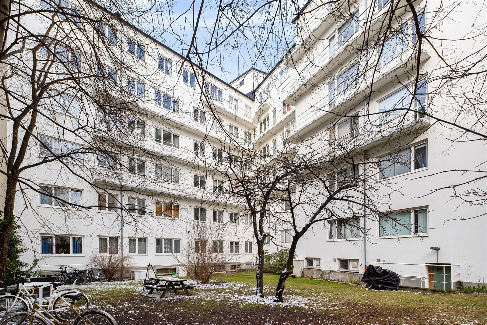 Sameiet disponerer også en sykkel- og sportsbod samt et fellesvaskeri i bygningen, til glede for beboerne. Galleribilde