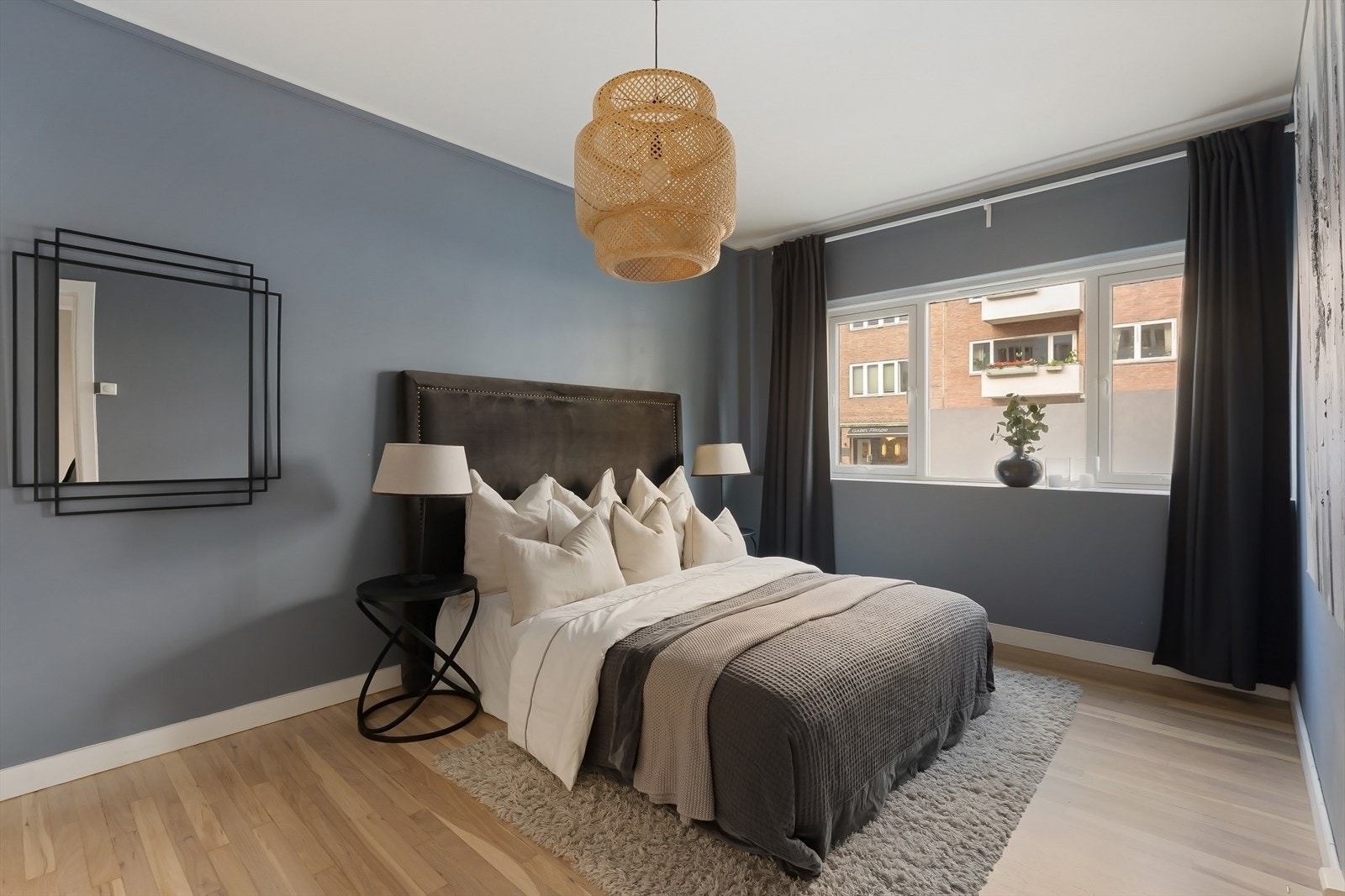 Stort hovedsoverom med store vindusflater. Galleribilde