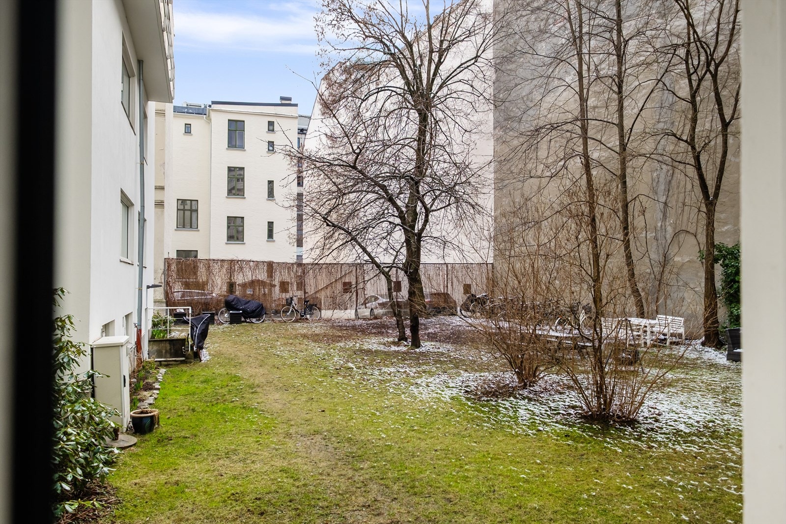 Skjermet bakgård m/sitteplasser og mulighet for grilling. Galleribilde