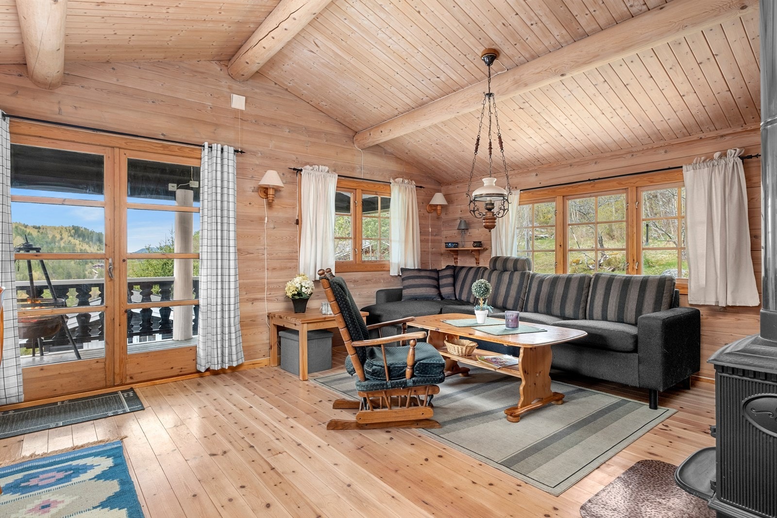 Hytten byr på stue, kjøkken, stor terrasse, to soverom, bad, bod, gang og utedo. Stjørdal er 25 minutter unna med bil og Trondheim 54 minutter. Frosta Golfklubb er en liten kjøretur på 12 minutter fra hytten. Galleribilde