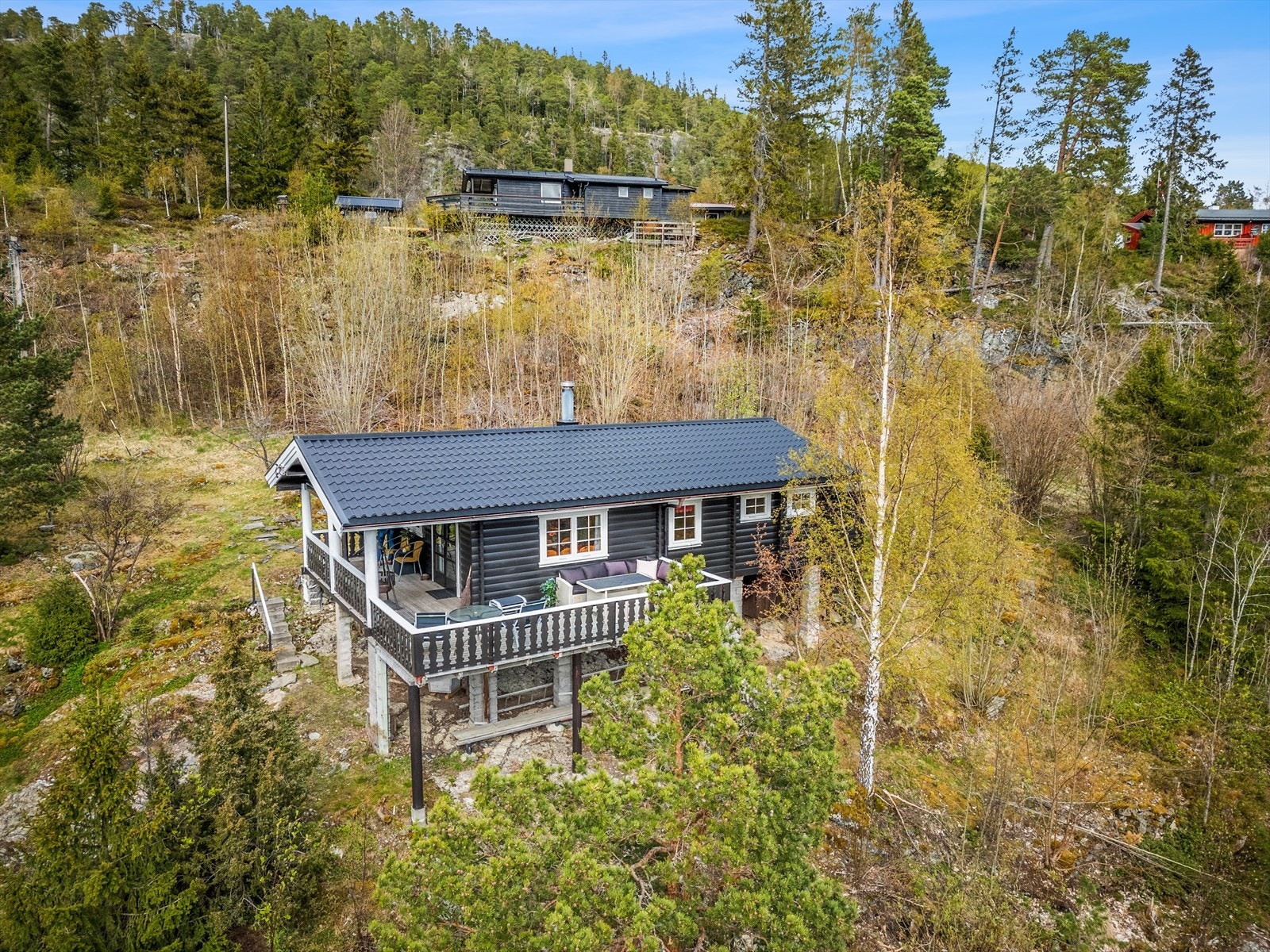 Det er parkering på felles biloppstillingsplass ca. 300m fra hytten. Veien driftes av Paradiset vei- og velforening. Man får også rettigheter til vann i privat vasslag. Årlig kostnad for vasslaget er mellom 400kr-1000kr etter påkobling. Galleribilde