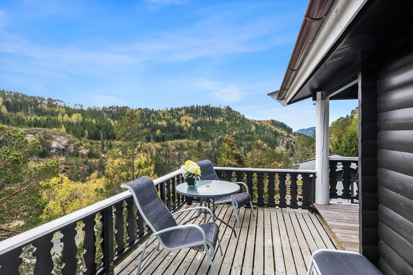 Velkommen til Paradiset Øst 71! En flott fritidseiendom med god beliggenhet i et etablert og idyllisk hyttefelt i Hopla/ Åsenfjorden. Foto: Eivind Mølnå Galleribilde