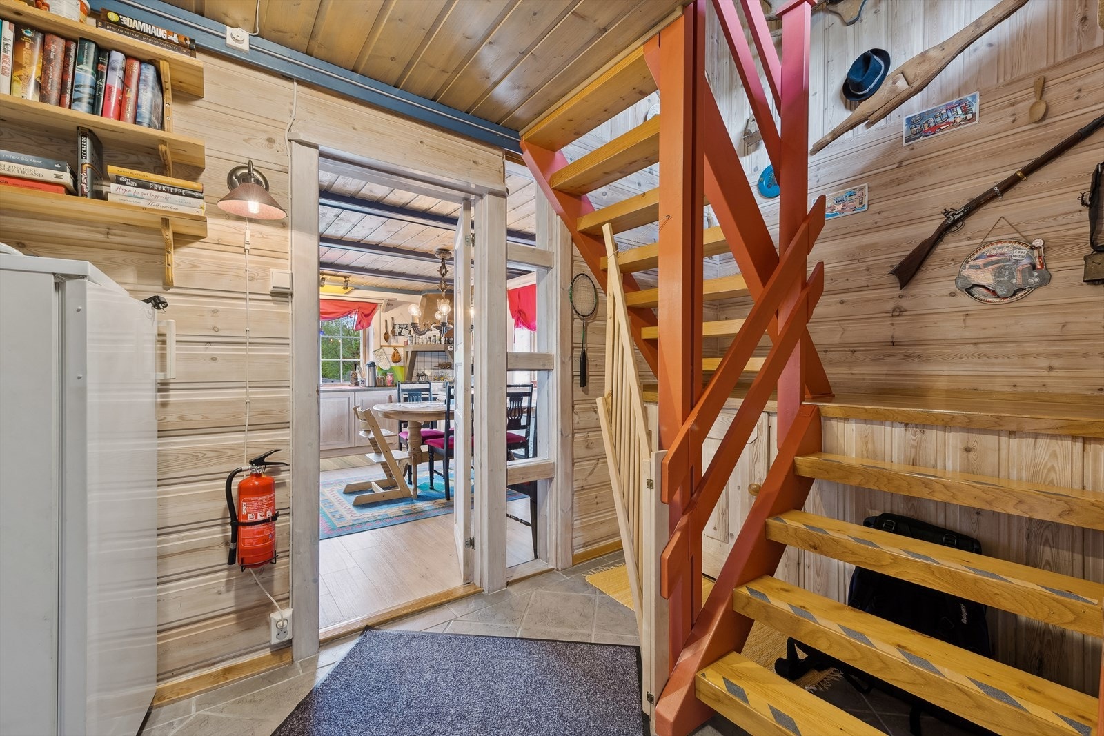 Trivelig gang med trapp i treverk og naturlig belysning, perfekt for daglig bruk. Galleribilde