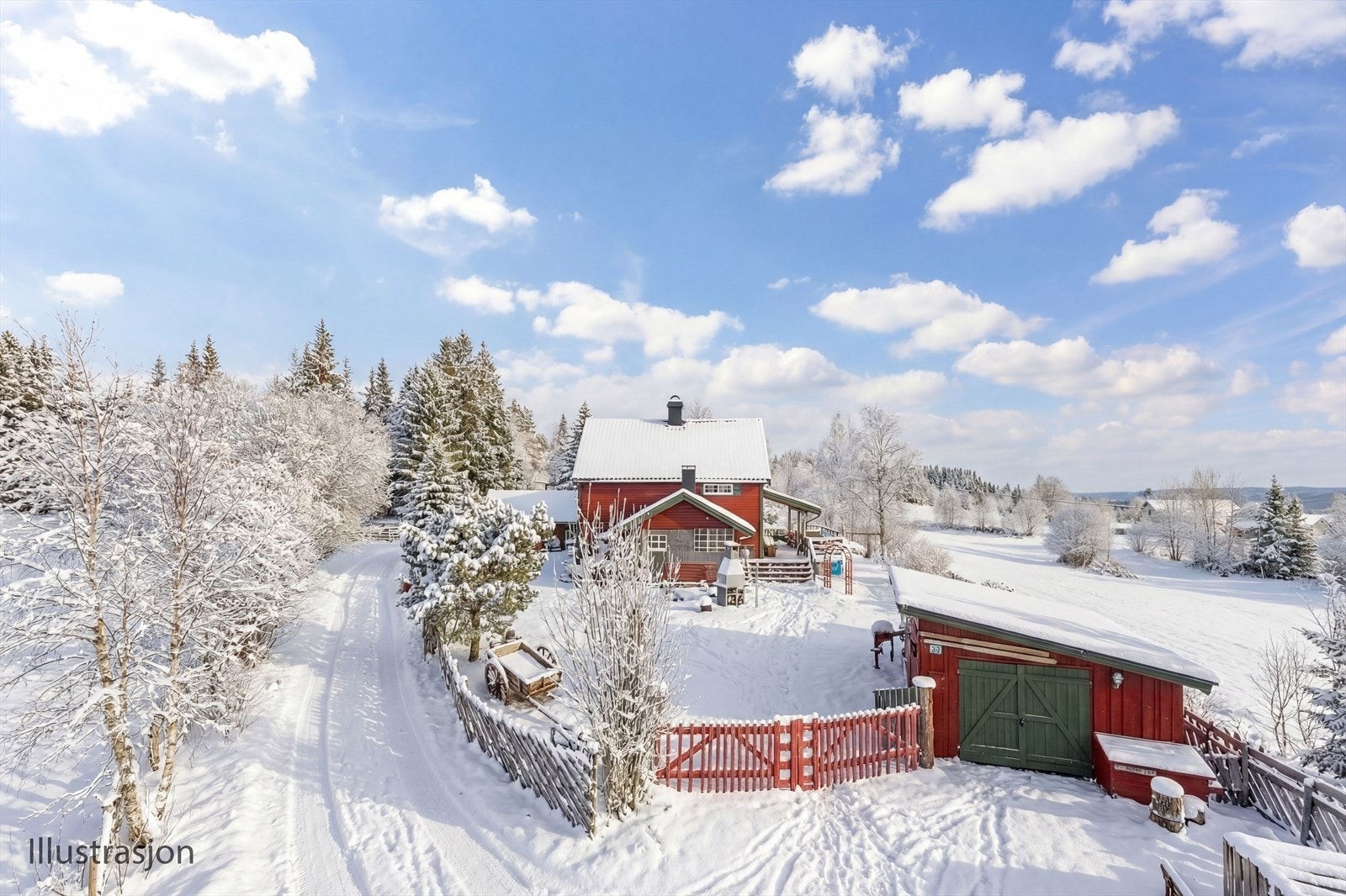 Sjarmerende fritidsbolig med idyllisk og velstelt tomt og romslig solrik terrasse. Galleribilde