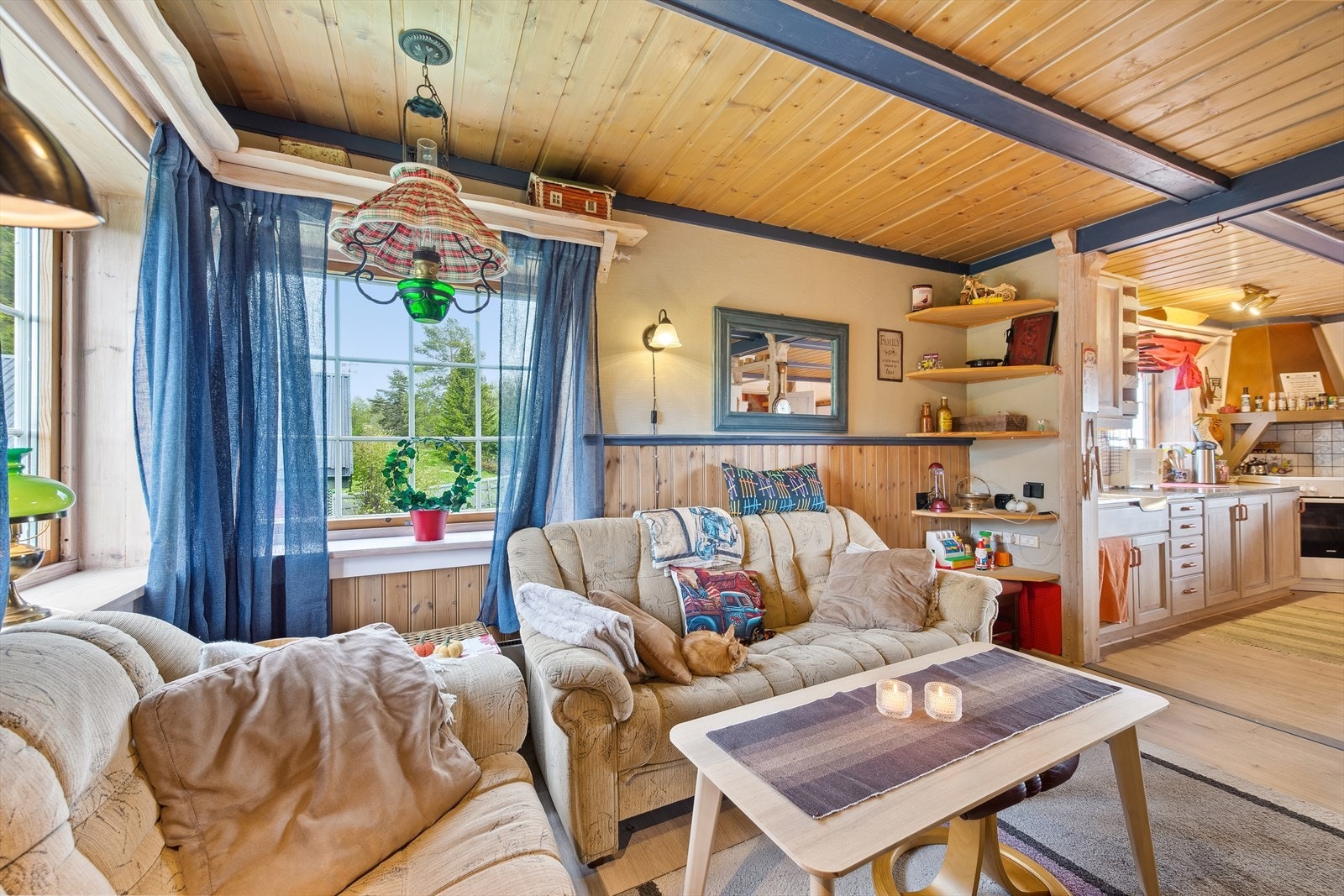 Stue og kjøkken har åpen løsning og byr på god plass til sofagruppe og spisebord. Galleribilde