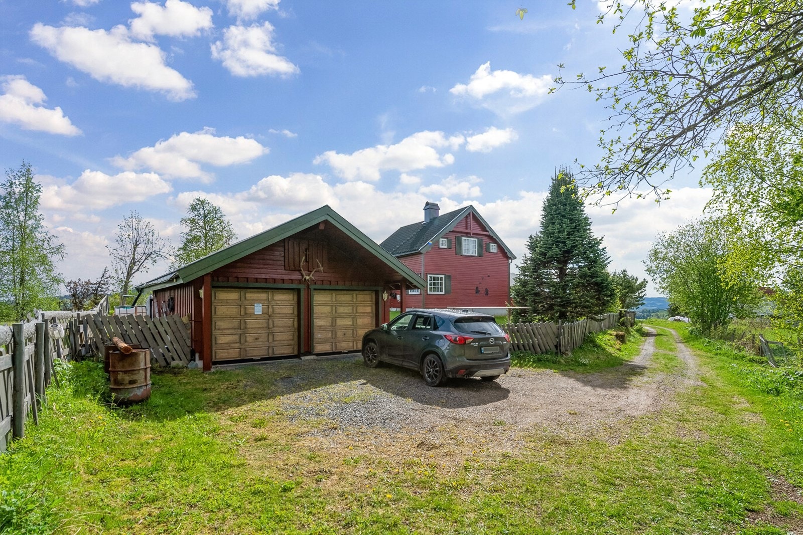 Romslig garasje fra 2001 med plass til to biler. Innlagt strøm. Galleribilde