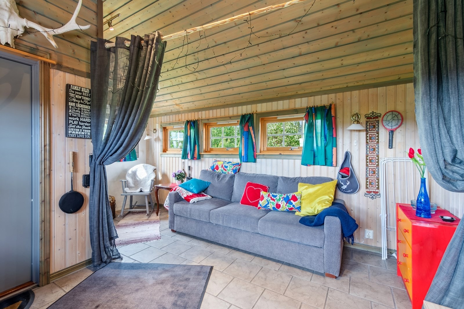 Entré/hall har god plass til oppbevaring og gir et hyggelig førsteinntrykk. Galleribilde