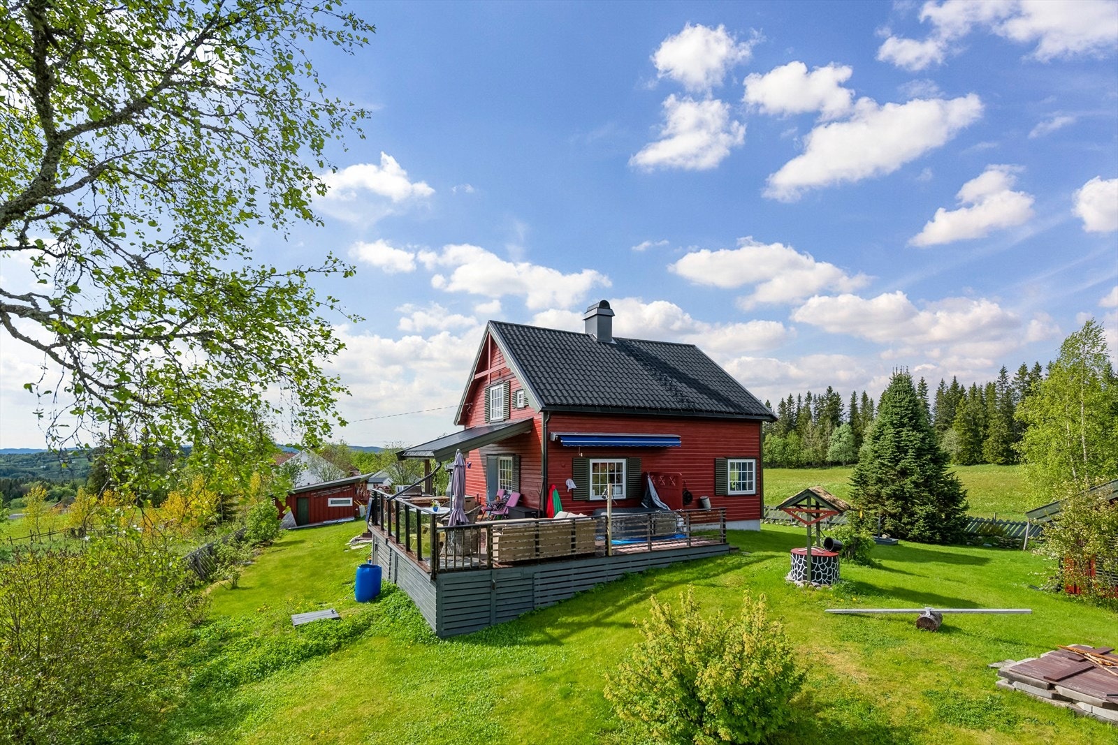 Idyllisk eiendom med god boltreplass for både store og små Galleribilde