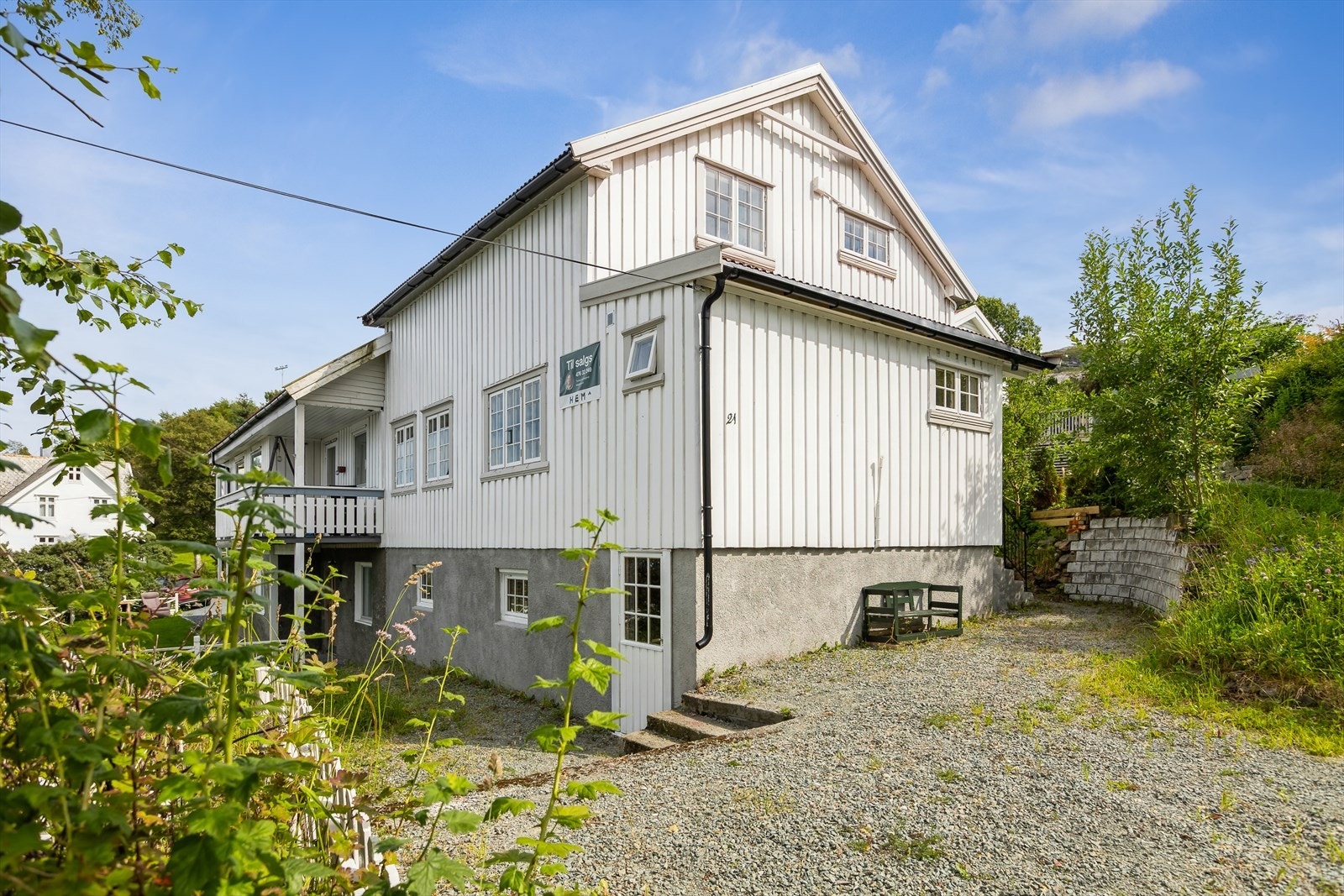 Fasaden på baksiden av boligen opplyses oppgradert i 2023. Galleribilde