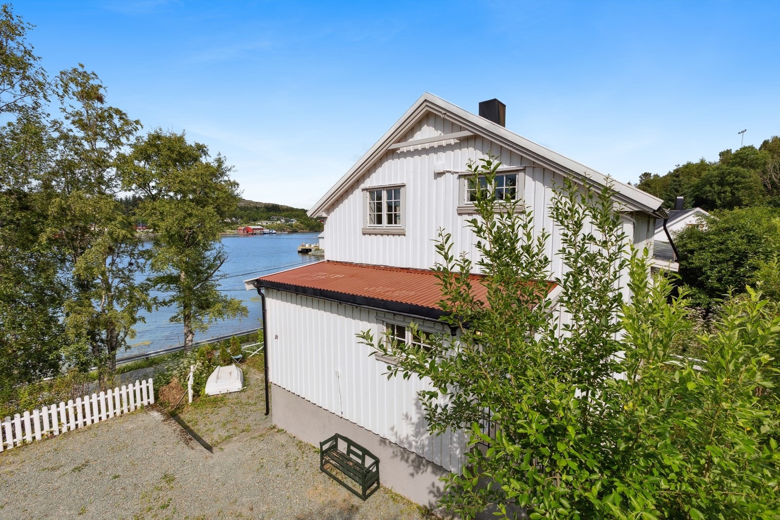 Fantastisk beliggende enebolig rett ved vannkanten, med gode utviklingsmuligheter. Galleribilde