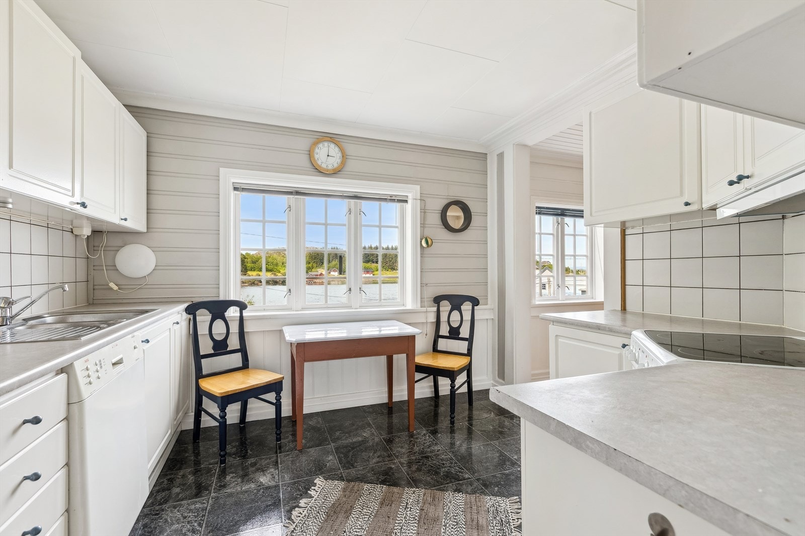 Naturlig plassering for et frokostbord ved vinduet. Galleribilde