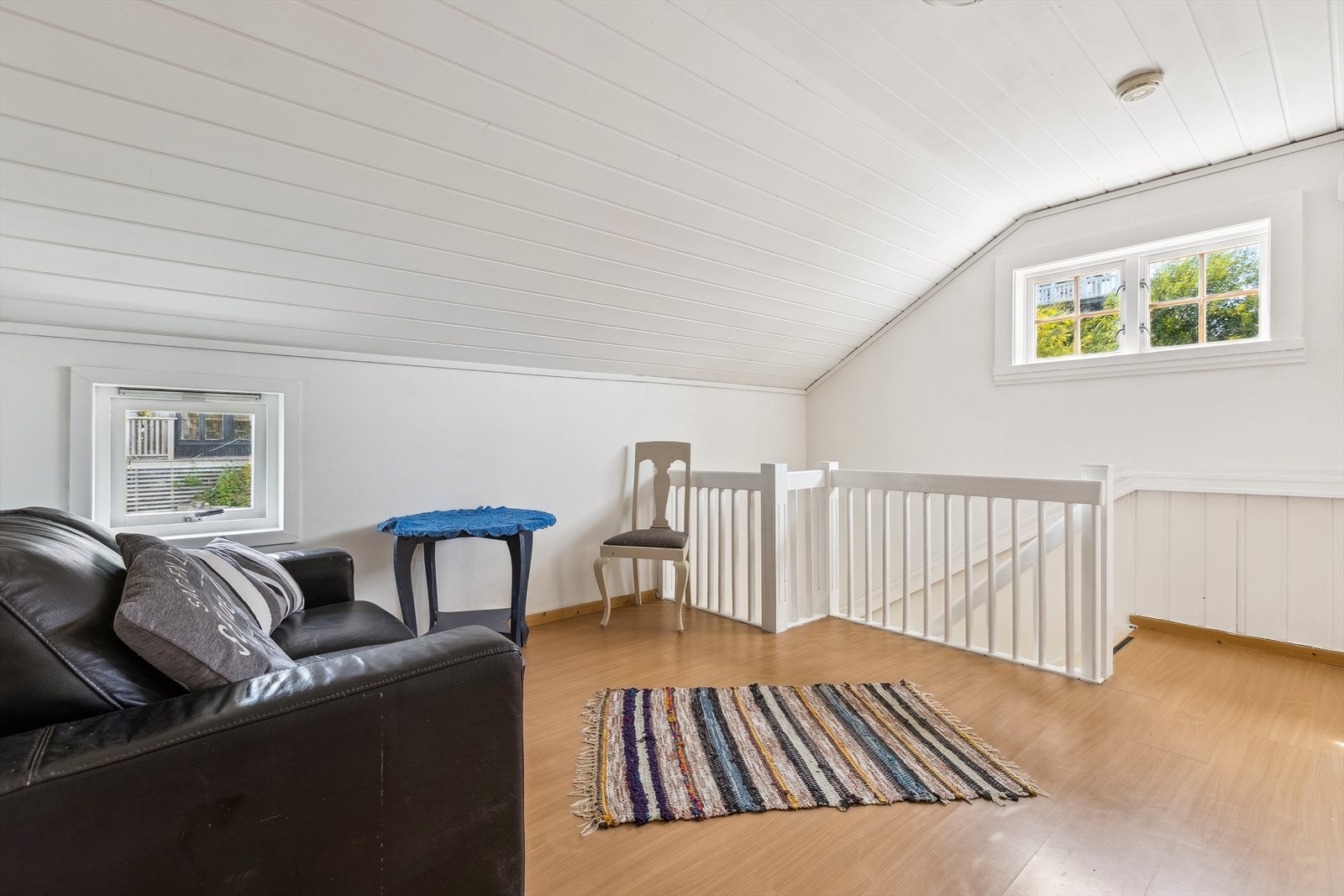 I boligens 2. etasje har du soverom og to disponible rom av god størrelse samt gang med trapp. Galleribilde