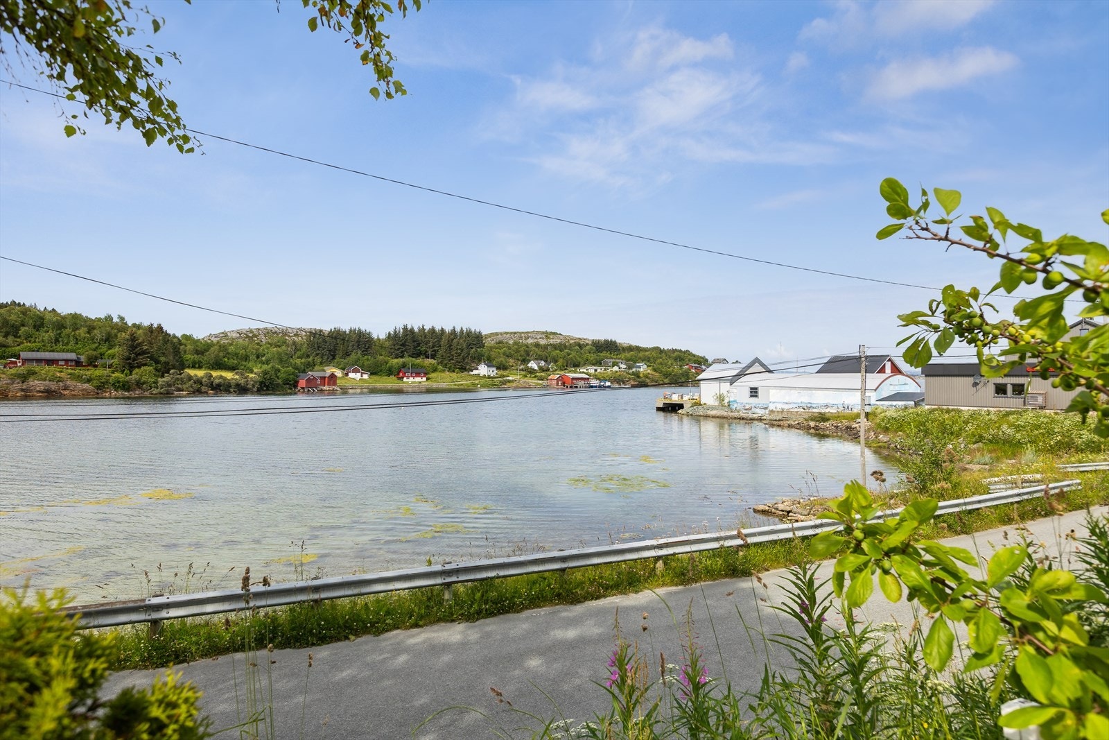 Her bor man med kort vei til dagligvareforretning og Vallersund Oppvekstsenter med skole for klassetrinnene 1. til 7 klasse. Bygdas barnehage er samlokalisert med skolen. Galleribilde