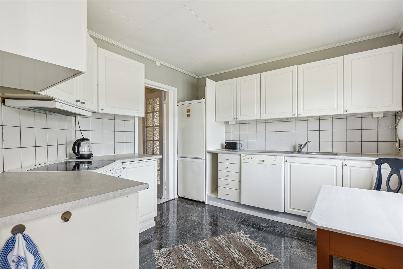 Stort kjøkken på 9,5 m², med god skap- og benkeplass. Hvitevarer medfølger handelen. Galleribilde