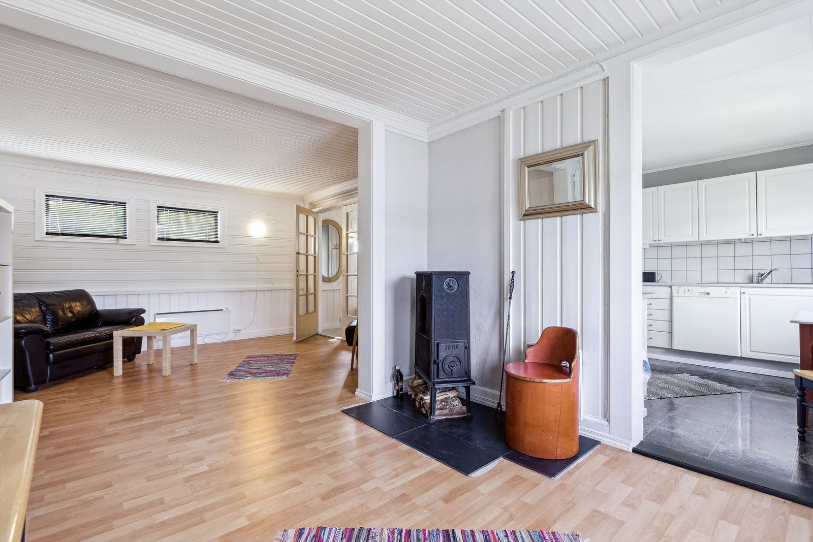 Boligen oppvarmes med vedfyring og panelovn. Galleribilde