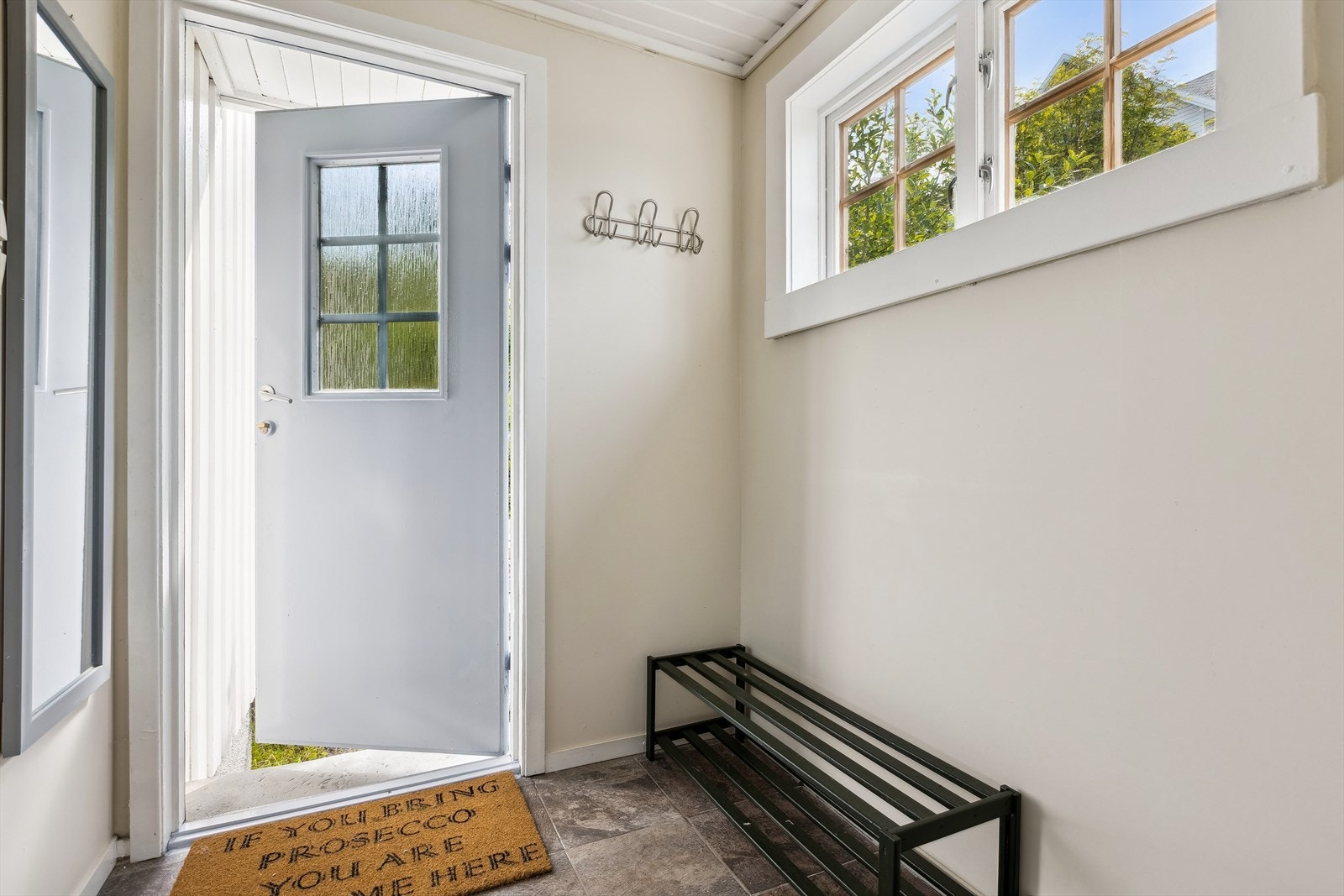 Praktisk entré med direkte tilgang til baderommet. Galleribilde