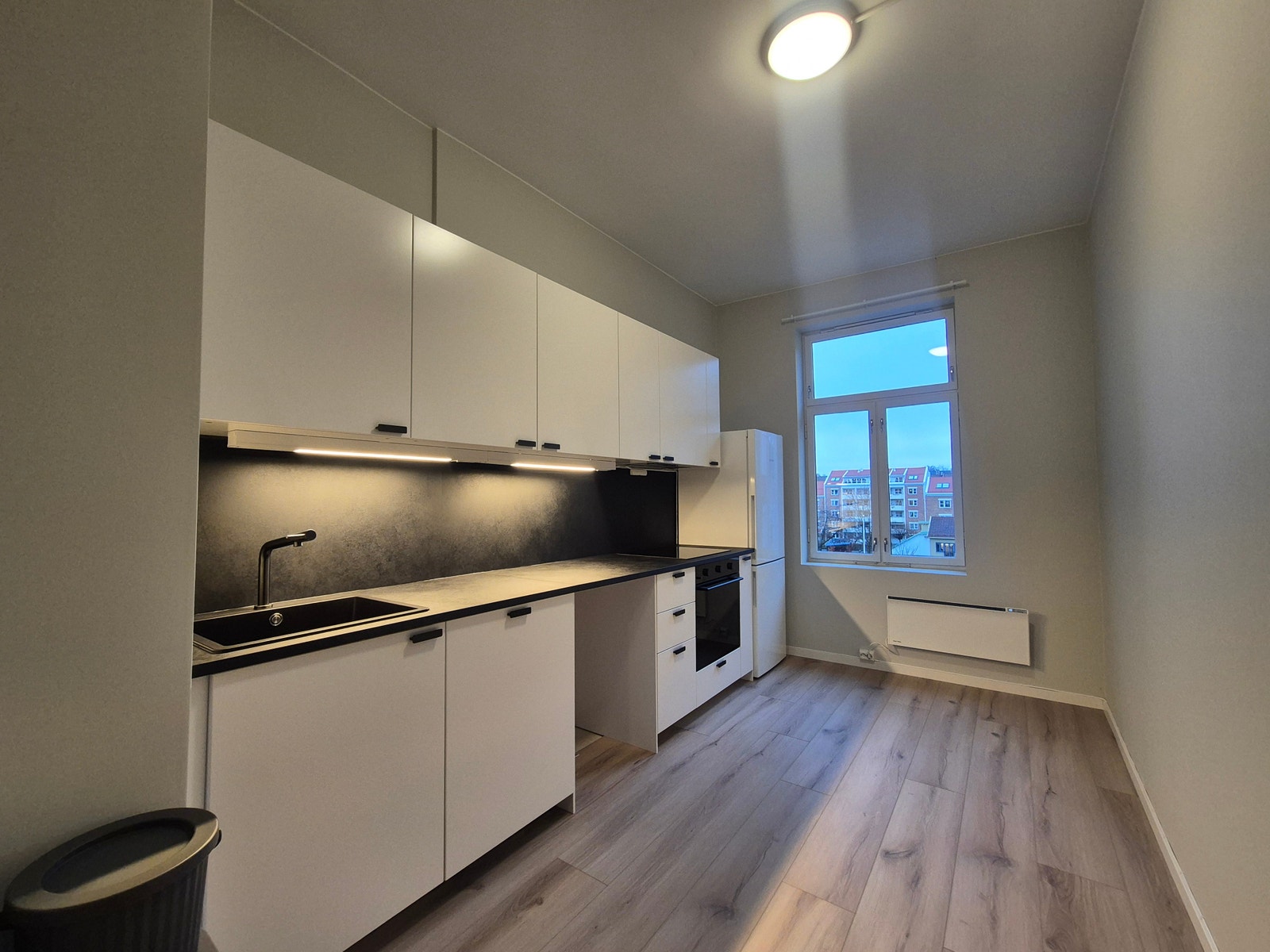 Kjøkken med hvitevarer. Plass til vaskemaskin Galleribilde