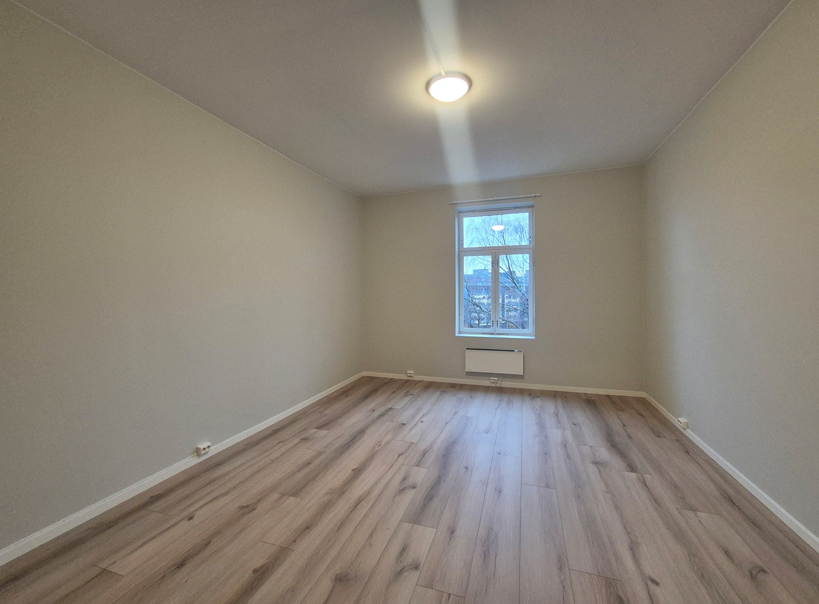 Romslig stue med plass til både sofa og spisebord Galleribilde