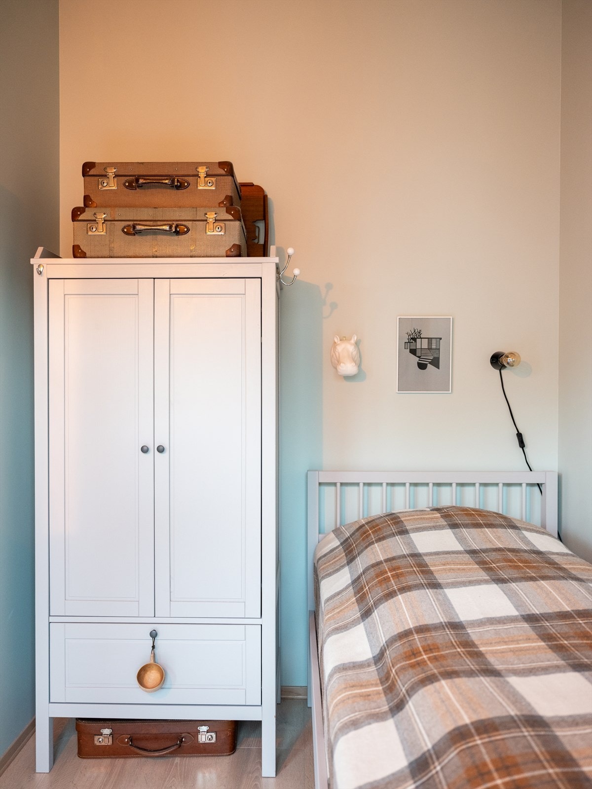 Ved behov er det mulighet for å fjerne lettveggen mellom soverommet og stuen, dersom man ønsker en større og mer åpen stueløsning. Galleribilde