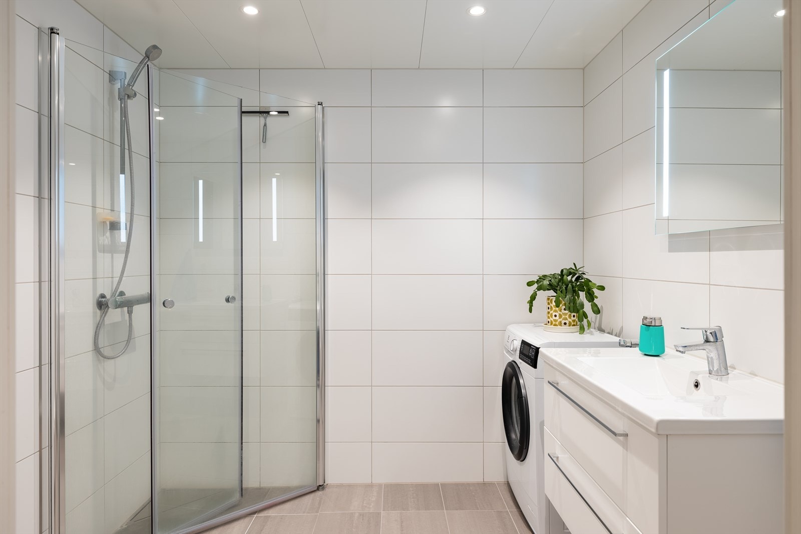 Delikat bad på hele 4,5m² med behagelig gulvvarme som varmekilde. Galleribilde