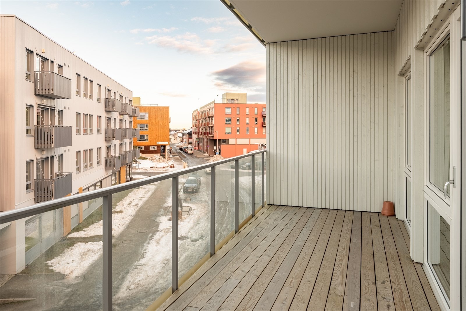 Med balkongens gode størrelse, er det rikelig med plass til utemøbler. Galleribilde