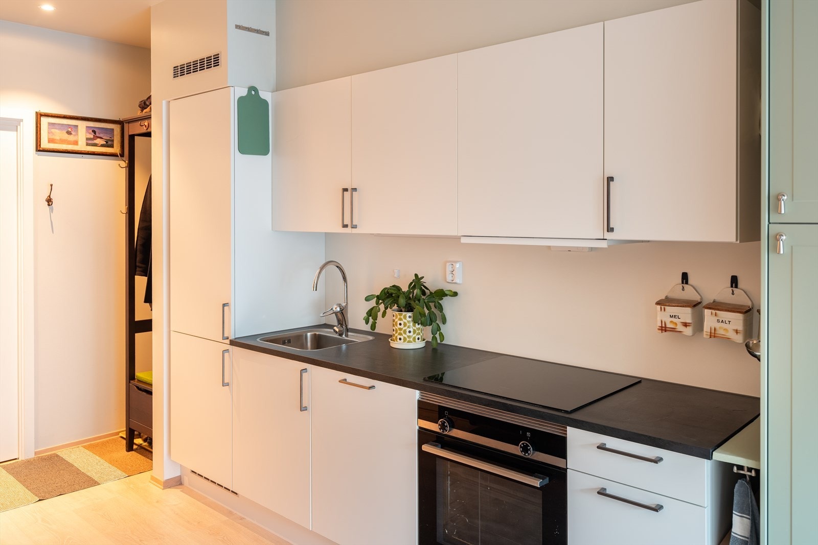 Kjøkkenet er levert av kvalitetsleverandøren HTH. Galleribilde