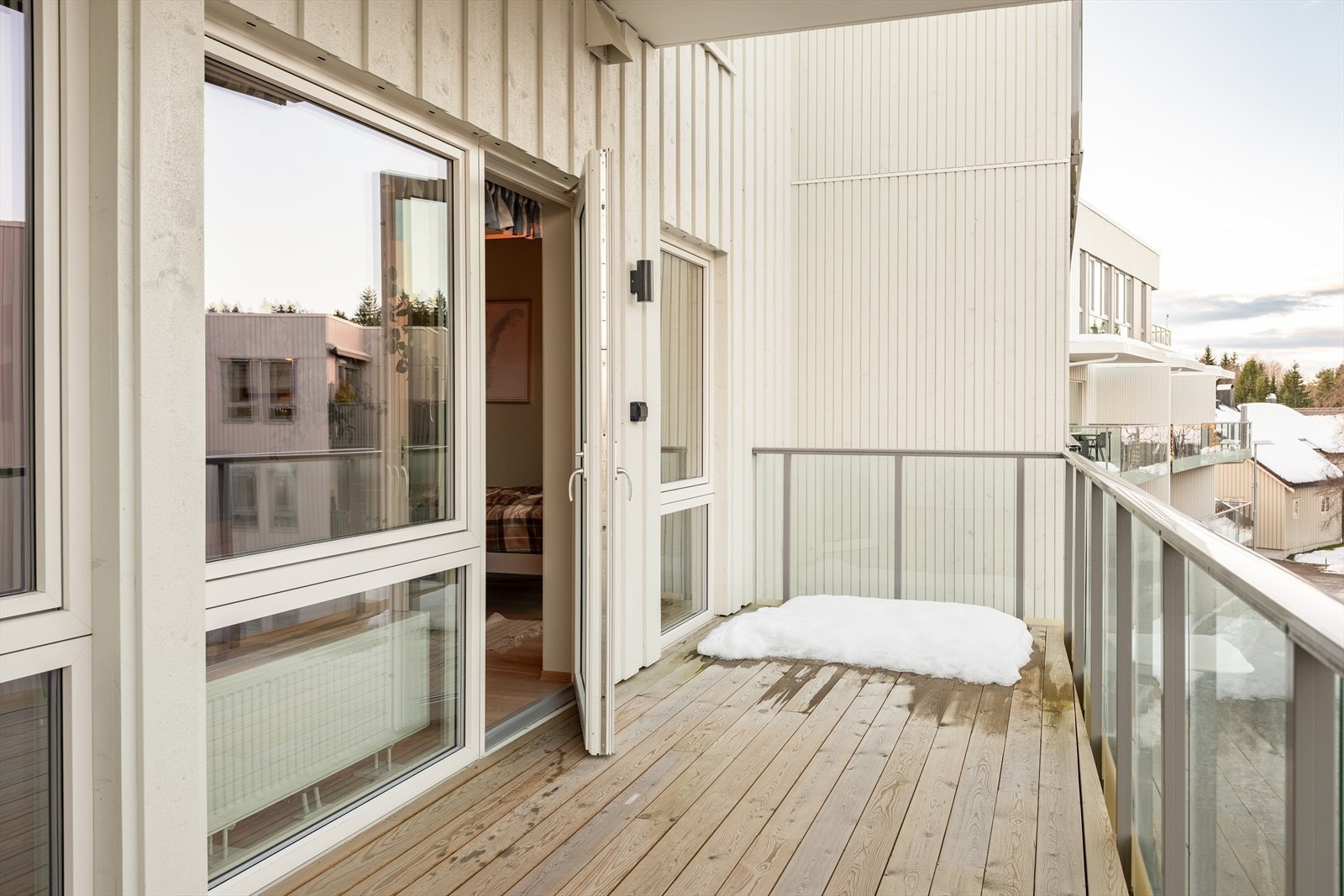 Balkongen er solrik og strekker seg over 13m². Galleribilde