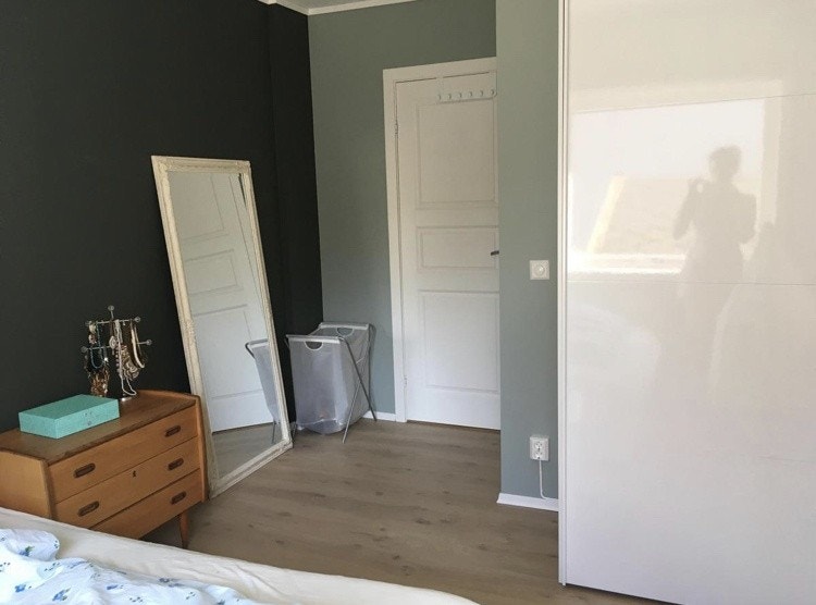 Soverom 2 har garderobeskap og dobbeltseng Galleribilde