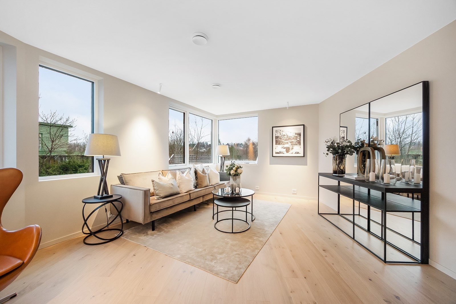 Boligen har gjennomgående 1-stavs eikeparkett med gulvvarme og listefri løsning for vinduer og tak Galleribilde