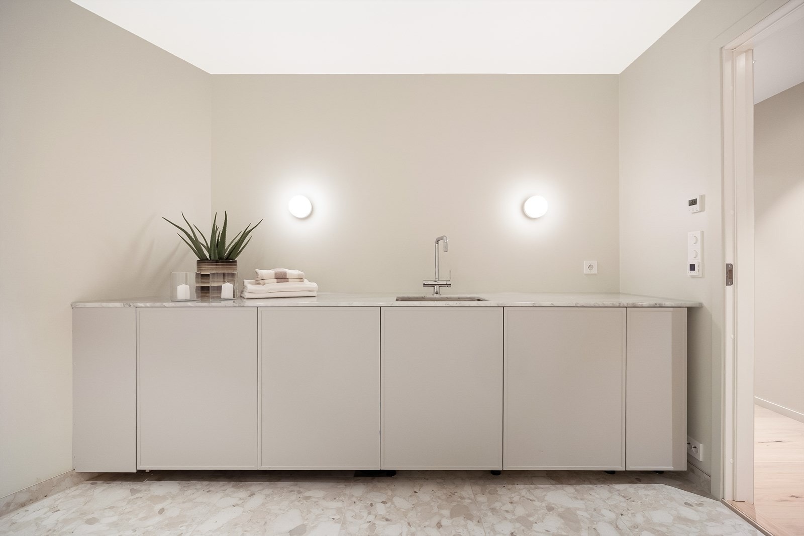 Det er utslagskum i diverse innredning, og en marmor benkeplate m/kapasitet til å brette tøy o.l. Godt egnet som stelleplass dersom man har små barn i hus Galleribilde