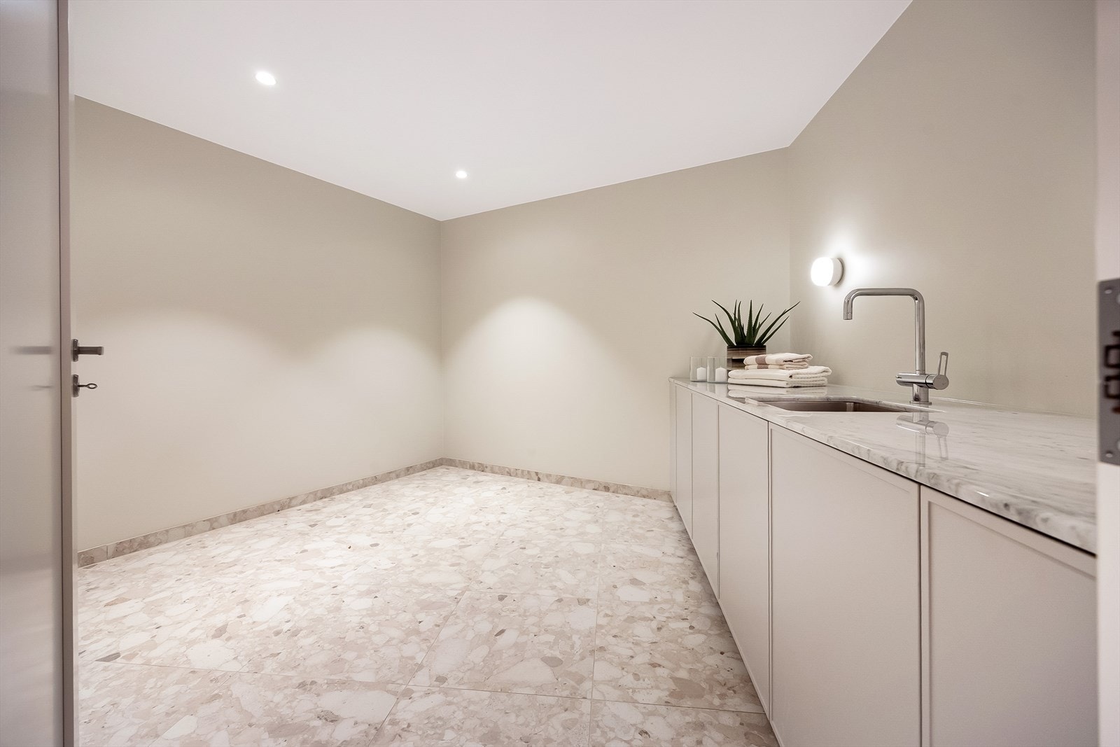 Stilfult og stort vaskerom med rause arealer for oppbevaring Galleribilde