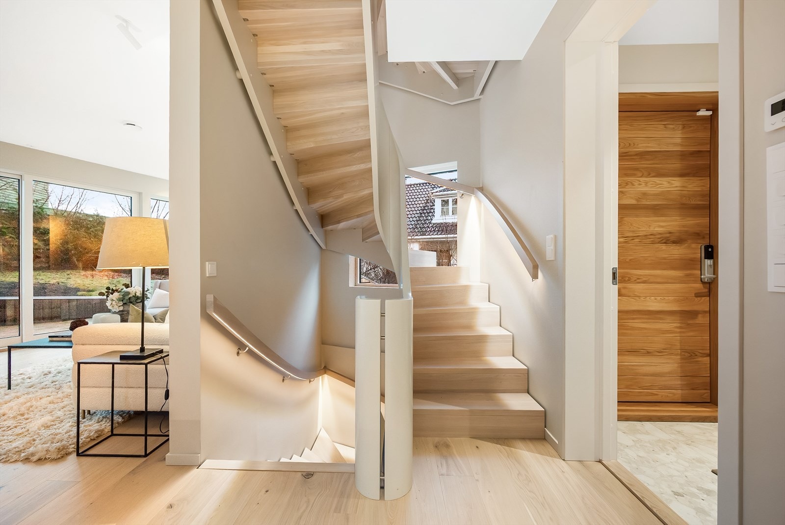 Mellom kjøkken og entré er det en elegant trapp som leder ned til kjeller og opp til 2. etasje. Legg merke til ledlys i håndløperne Galleribilde