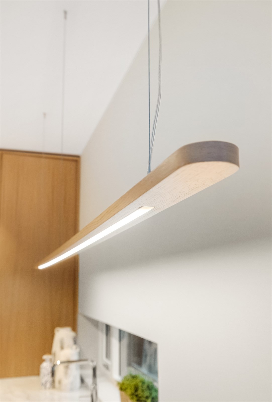 LED lyskinne i eik Galleribilde